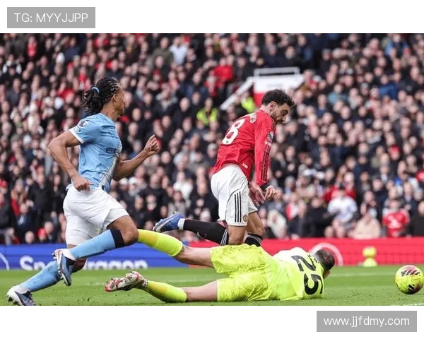 曼联战术执行持续崩盘,场上混乱加剧对争冠形势产生影响 曼联战术执行持续崩盘,场上混乱加剧对争冠形势产生影响